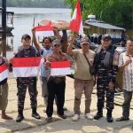 Bangkitkan Semangat Nasionalisme Sambut Hari Kemerdekaan RI ke-80, Posal Siak Bagikan Ratusan Bendera Merah Putih Ke Masyarakat Pesisir Sungai