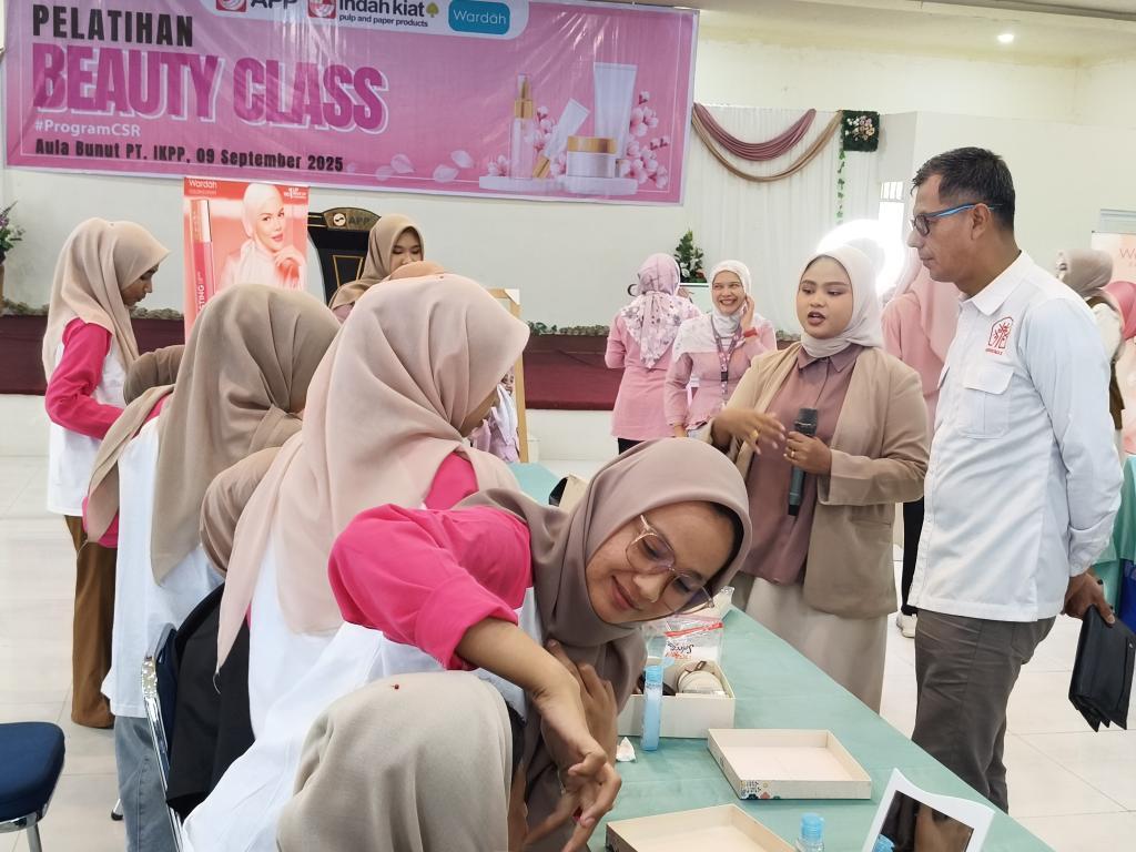 Peduli Kaum Perempuan, PT IKPP Perawang Bersama Wardah Gelar Pelatihan Beauty Class di Tualang