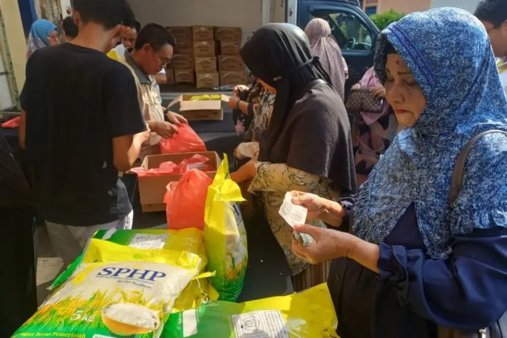 Bulog Kirim 400 Ton Beras ke Sedanau Natuna untuk Jaga Pasokan dan Harga