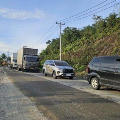Jalan Lintas Riau-Sumbar Lancar, Volume Kendaraan Meningkat