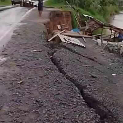 Dinas PUPR Riau Siapkan Tiang Pancang dan Geobag Untuk Atasi Ancaman Longsor Jalan Lintas Rengat-Tembilahan