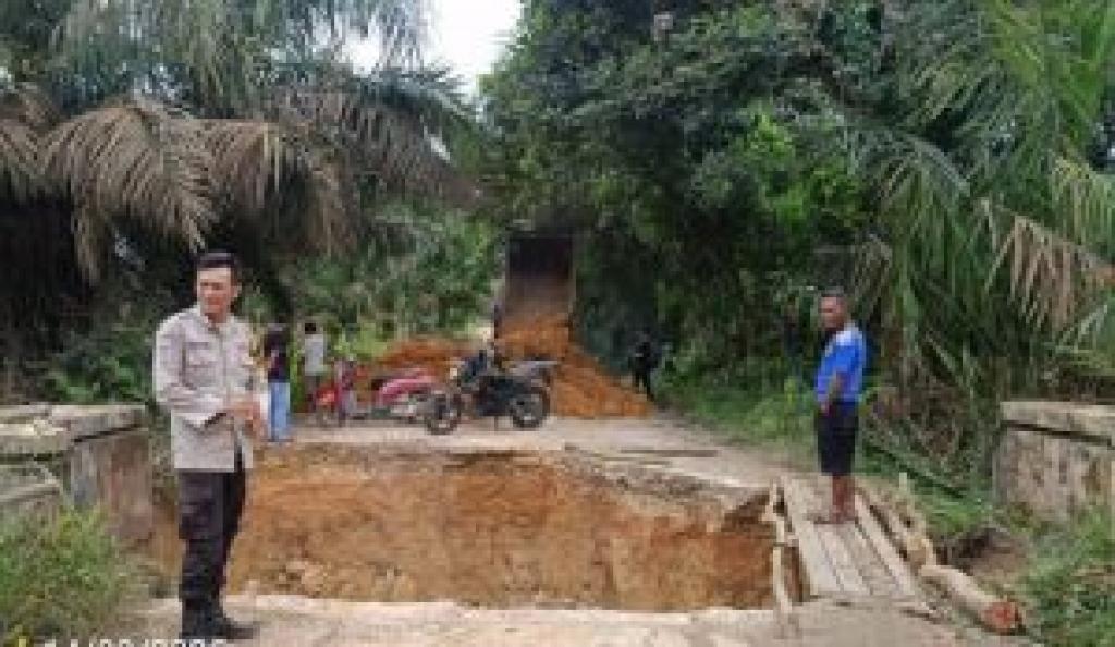 Jalan Penghubung Kuansing Amblas, Akses Warga Desa Simpang Raya dan Sungai Buluh Terputus