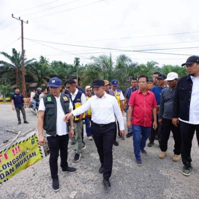 Gubernur Riau Tinjau Kerusakan Jembatan Sekayan Deras, Perbaikan Segera Dilakukan