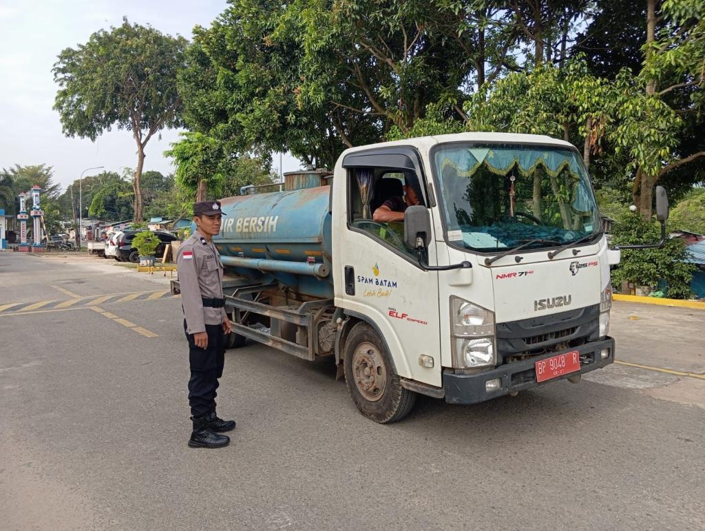 Polsek Batu Ampar Awasi Pendistribusian Air Bersih di Sengkuang