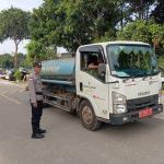 Polsek Batu Ampar Awasi Pendistribusian Air Bersih di Sengkuang