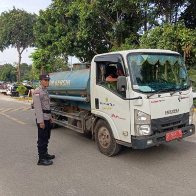 Polsek Batu Ampar Awasi Pendistribusian Air Bersih di Sengkuang