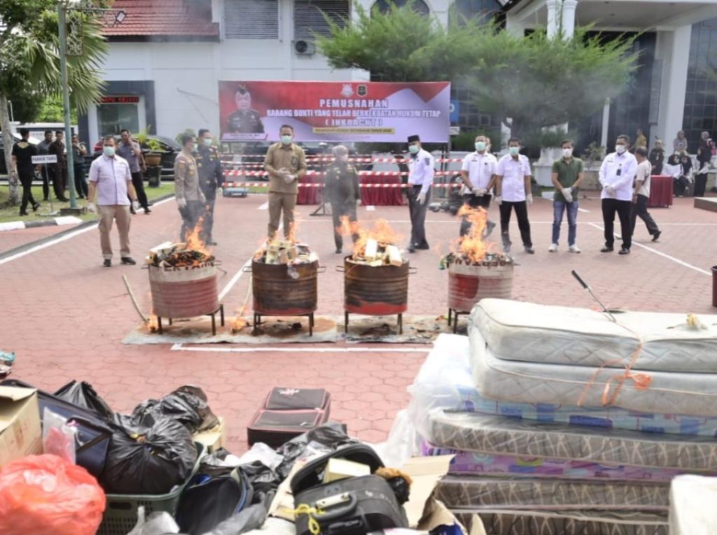 Kejari Bengkalis Musnahkan Barang Bukti 395 Perkara yang Telah Inkrah