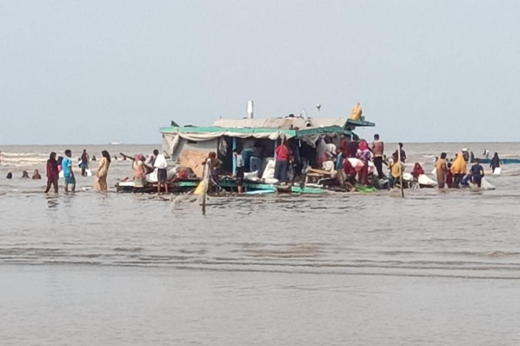 Dihantam Ombak Besar, Kapal Pengangkut Sembako Karam di Desa Sepahat