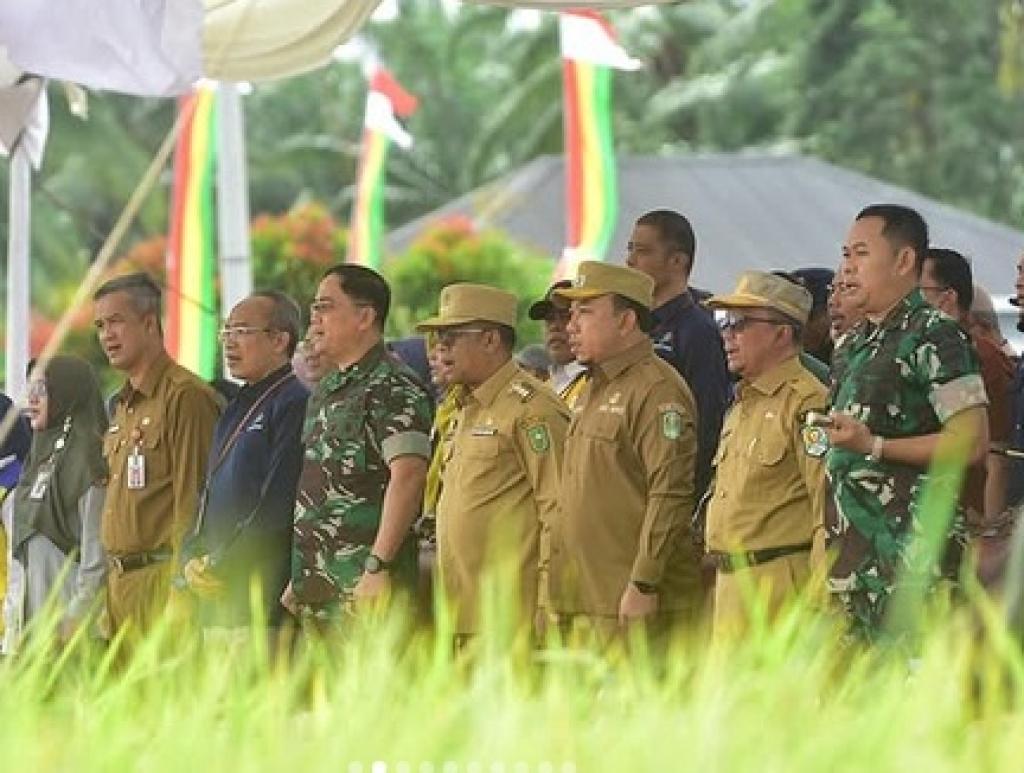 Panen Raya di Siak: Pj Gubernur Riau Apresiasi Kontribusi Petani Tingkatkan Produksi Padi