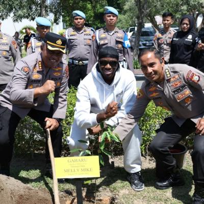Dukung Program Green Policing, Rapper Melly Mike Tanam Pohon di Polda Riau