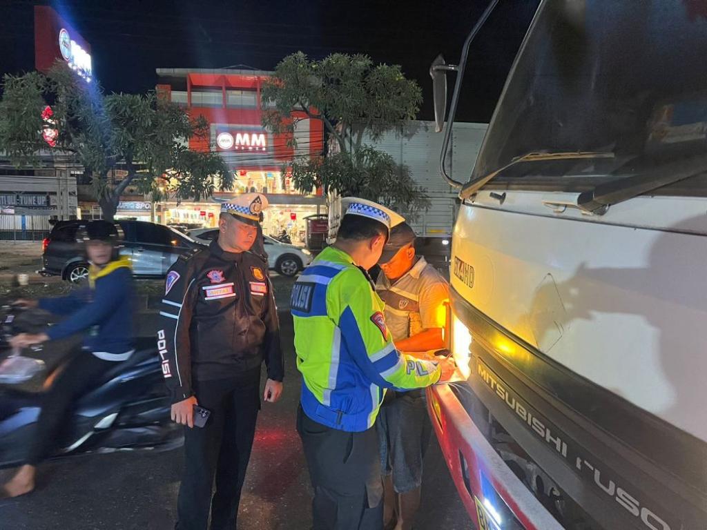 Bongkar Muat Truk Besar di Pekanbaru Masih Terjadi di Luar Jam Ketentuan