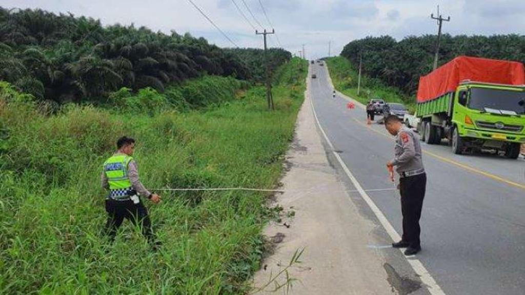 Korban Tewas Kecelakaan di Simpang Perak Pelalawan Ditemukan Terhimpit Motor
