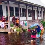 Banjir Lumpuhkan Aktivitas 24 Sekolah di Pelalawan