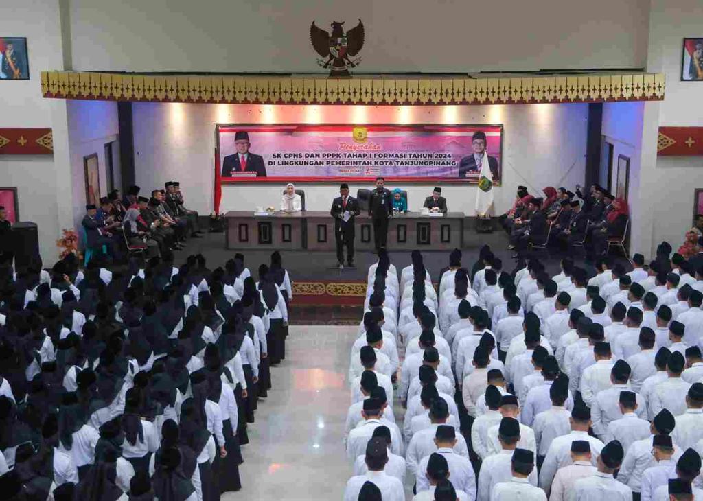 Wali Kota Tanjungpinang Lantik 8 CPNS dan 517 PPPK, Dorong ASN Utamakan Sikap Pelayanan