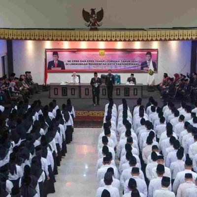 Wali Kota Tanjungpinang Lantik 8 CPNS dan 517 PPPK, Dorong ASN Utamakan Sikap Pelayanan