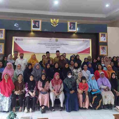 Wali Kota Lis Kembali Bagikan KKS, Pastikan Bantuan PKH dan Sembako Berjalan Lancar
