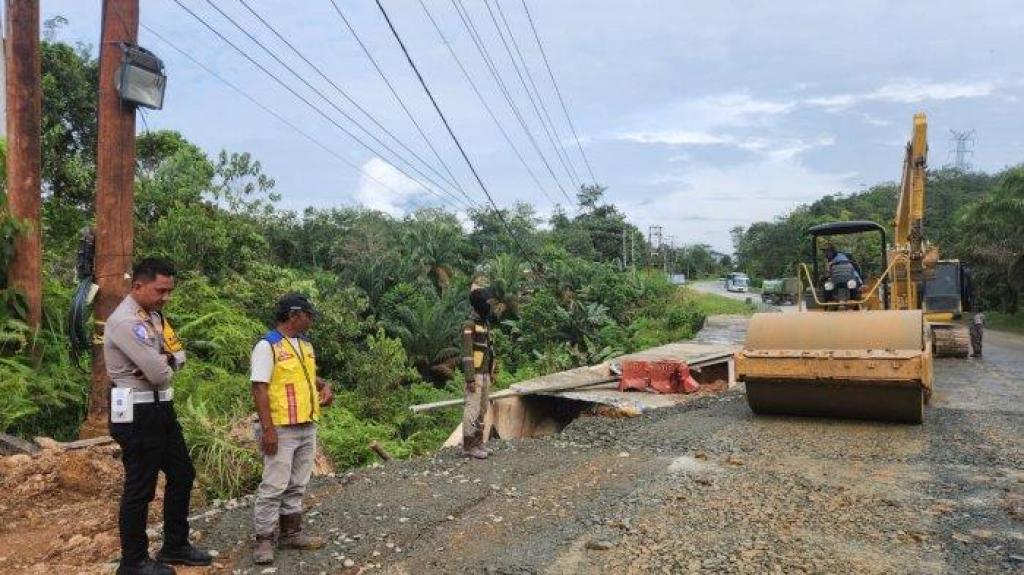 Perbaikan Jalan Amblas di KM 91 Pulau Gadang Rampung, Jalur Segera Dibuka Normal