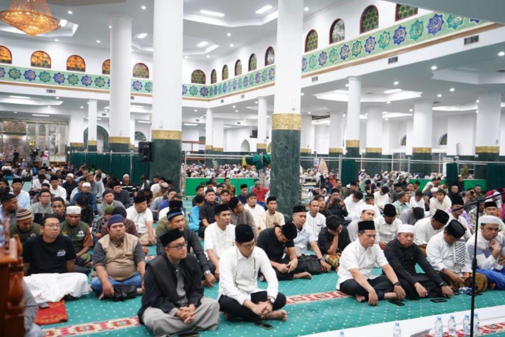 Hadiri Tarawih Perdana di Mesjid An Nur, Sekdaprov Riau Tekankan Nilai Ibadah dan Kepedulian Sosial