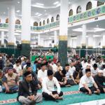 Hadiri Tarawih Perdana di Mesjid An Nur, Sekdaprov Riau Tekankan Nilai Ibadah dan Kepedulian Sosial