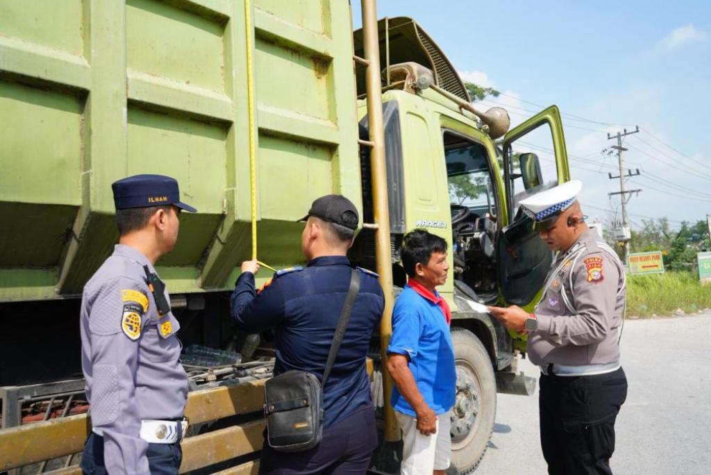 Tim Gabungan Gelar Razia, Lima Truk ODOL Ditilang Petugas
