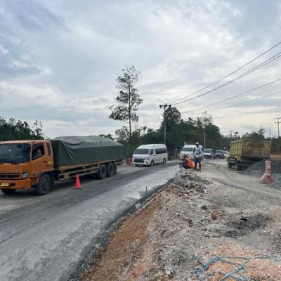 Pengaspalan Jalan Lintas Riau-Sumbar di Tanjung Alai Tertunda, Pondasi Belum Stabil