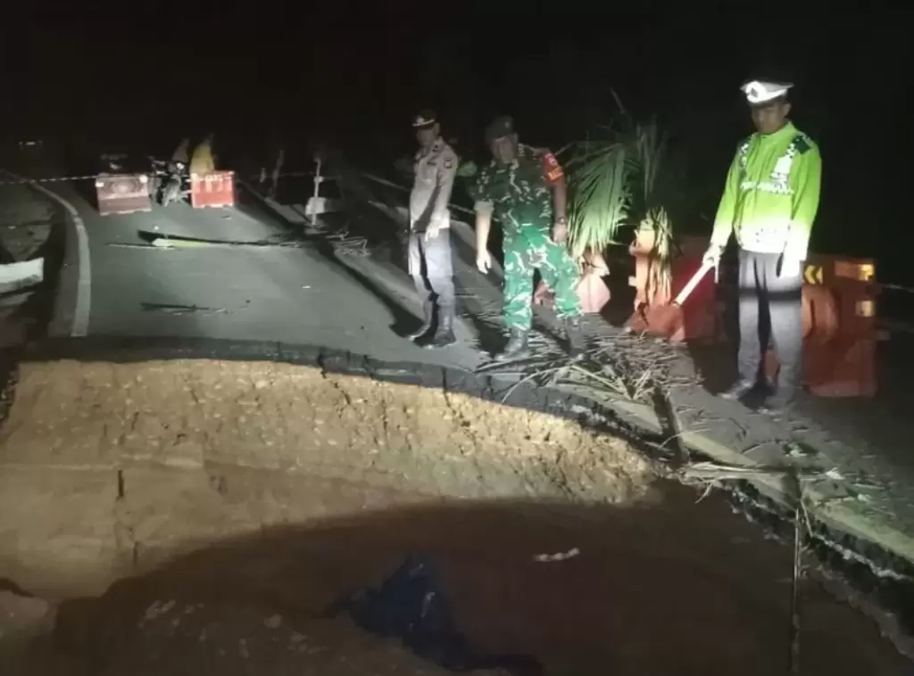 Jalan Lintas Riau-Sumbar Amblas Lagi, Kali ini Dekat Pintu Tol XIII Koto Kampar