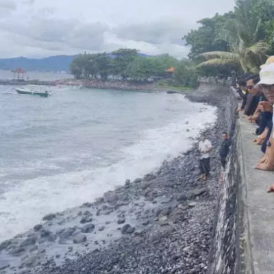 Tumpahan Minyak Bikin Wisatawan Menjauh dari Pantai Candidasa Bali