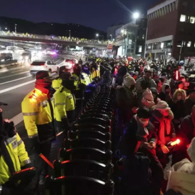 Presiden Korea Selatan yang Dimakzulkan Menentang Perintah Pengadilan dalam Kebuntuan Berjam-jam