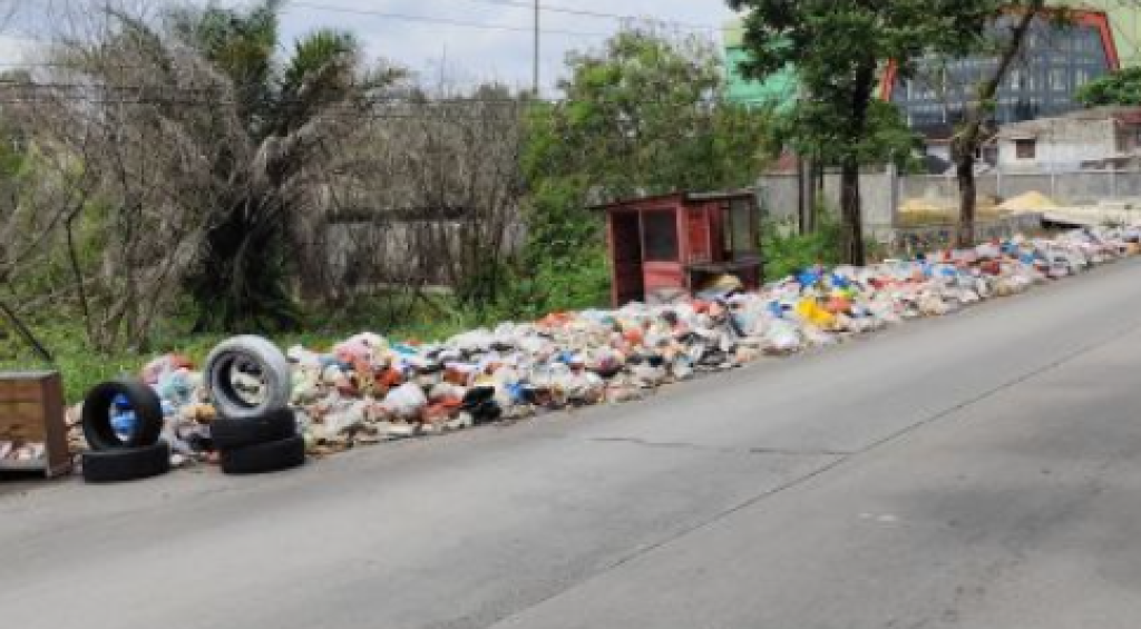 Tumpukan Sampah di Jalan Soekarno-Hatta Tak Kunjung Diangkut, Warga : Sudah Menumpuk Sejak Tahun Baru Kemarin