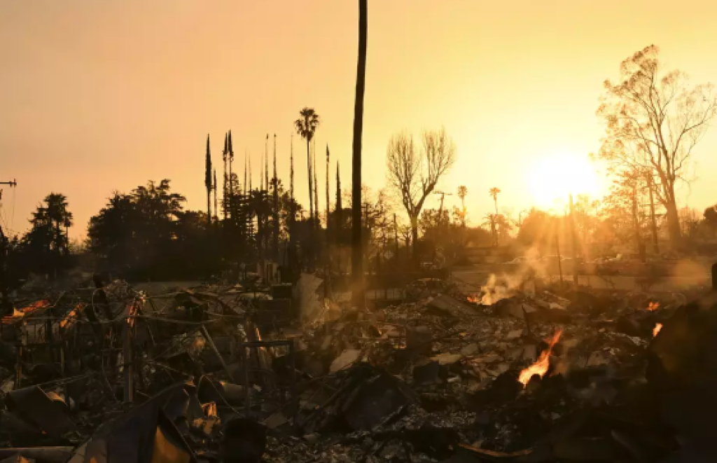 Petir, Pembakaran, atau Saluran Listrik? Para Ahli Mencari Jawaban atas Kebakaran Hutan Mematikan di California