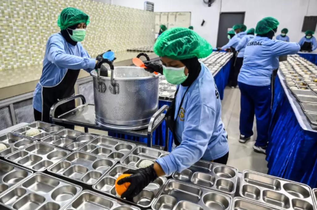 Prabowo Targetkan Program Makan Gratis Capai 6 Juta Orang di Agustus, Janji Tambah Anggaran