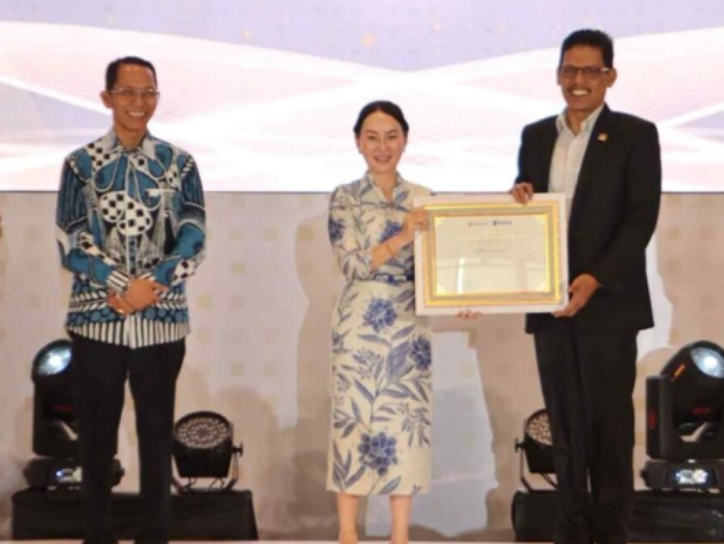 Dorong Investasi Batam, Ketua DPRD Kamaluddin Terima Penghargaan BP Batam