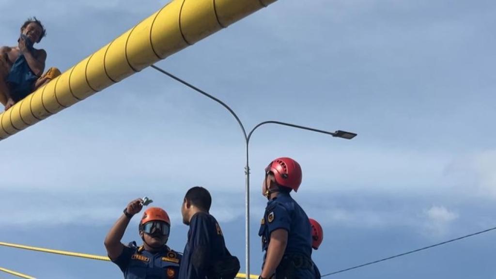 Ngaku Sering Dimarahi Istri, Pria di Pekanbaru Nekat Panjat Jembatan Siak IV