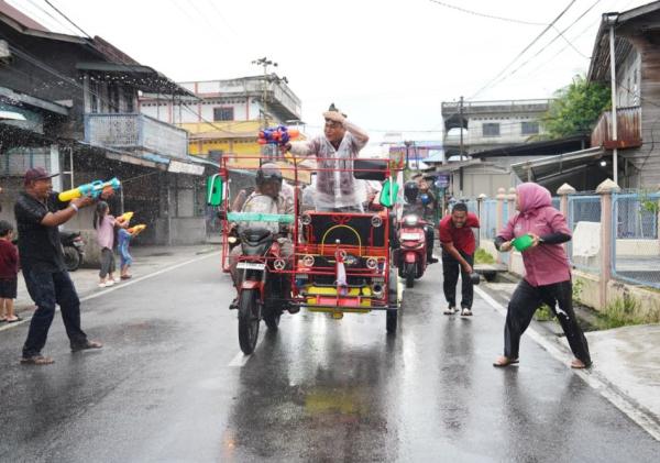 Basah oleh Tradisi, Hangat oleh Kebersamaan: Perang Air Cian Cui di Selatpanjang