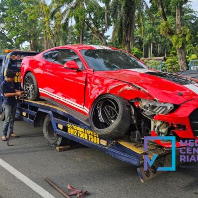 Kurang Hati-hati, Pengemudi Mobil Sport Mustang Alami Kecelakaan Tunggal