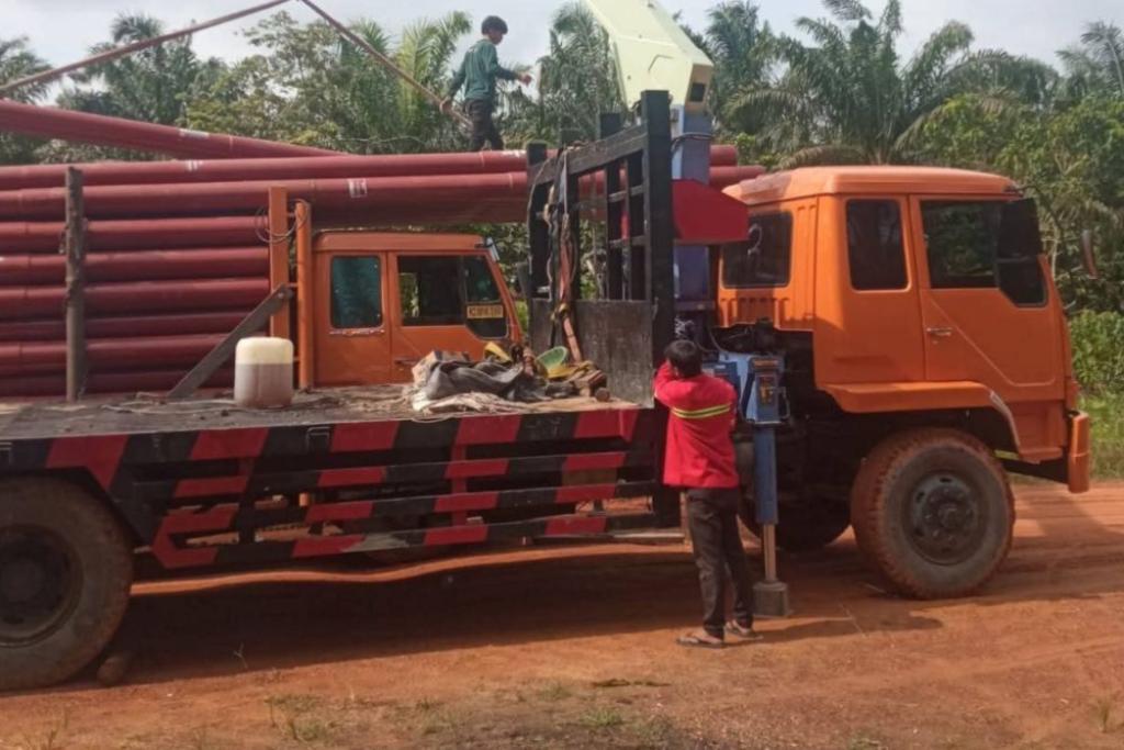 Tiang PLN Masuk Dusun Bedeng, Warga Pelosok Siak Segera Nikmati Listrik