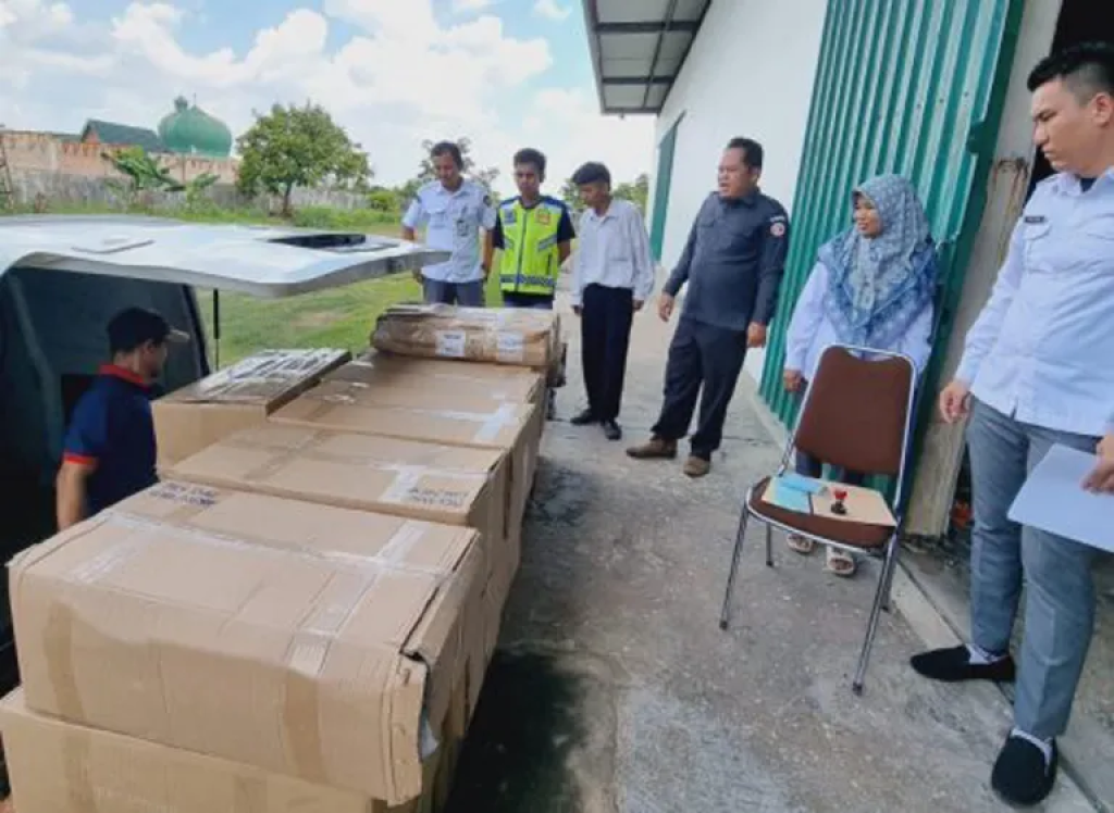Bawaslu Pekanbaru Awasi Kedatangan Logistik Pemilu 2024