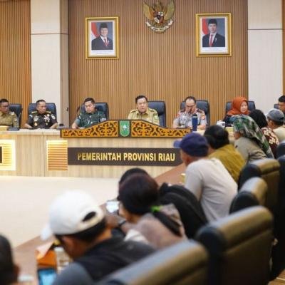 Temui Plt Gubri, Warga Pelalawan Tuntut Kepastian Relokasi TNTN