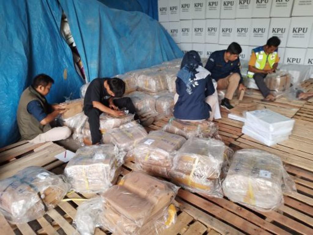 Pengawasan Bawaslu Kota Pekanbaru Terhadap Kedatangan Sampul Formulir C Hasil KWK di Gudang KPU