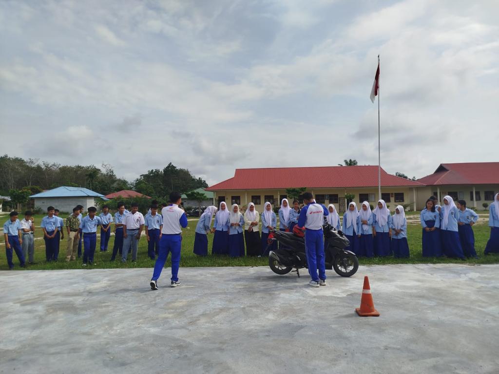 Resolusi #Cari_Aman! Honda Riau Edukasi 350 Pelajar tentang Keselamatan Berkendara