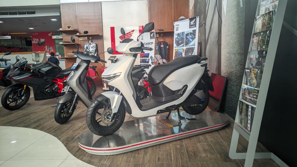 Tips Aman Berkendara Sepeda Motor Listrik: Panduan Lengkap untuk Pemula