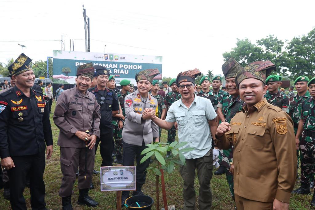 Polda Riau Inisiasi Aksi Tanam Pohon, Melindungi Tuah Menjaga Marwah