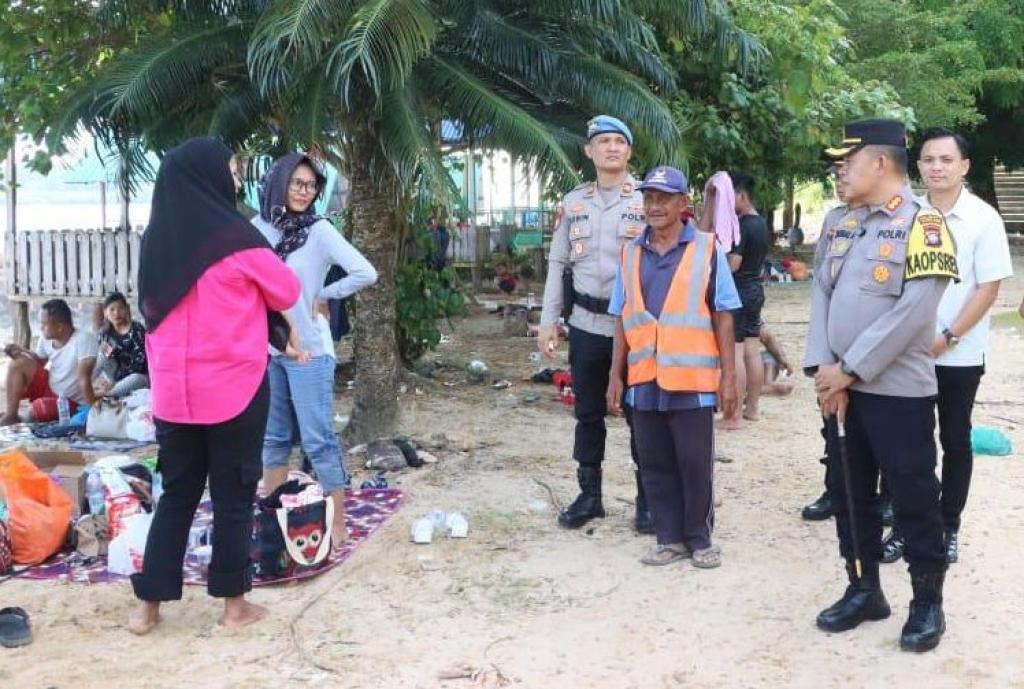 Kapolresta Barelang Tinjau Pos Pengamanan Idulfitri di Pantai Setokok