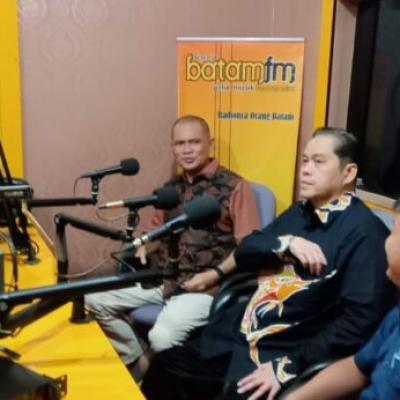 Talkshow di Batam FM, Ketua Fraksi PKB Surya Makmur Tegaskan Seluruh Warga Batam Berhak Dilayani Tanpa Tunda di Fasilitas Kesehatan