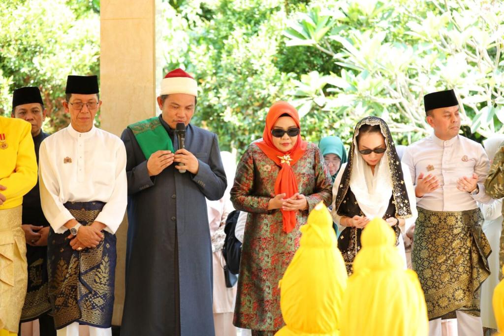 Walikota Batam dan Wakil Ziarah Makam Zuriah Nong Isa