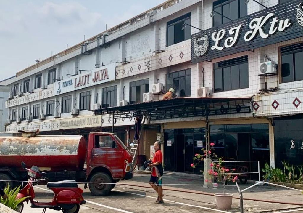 Hotel Laut Jaya Tanjumpinang Terbakar, Damkar Gercep Lakukan Pemadaman