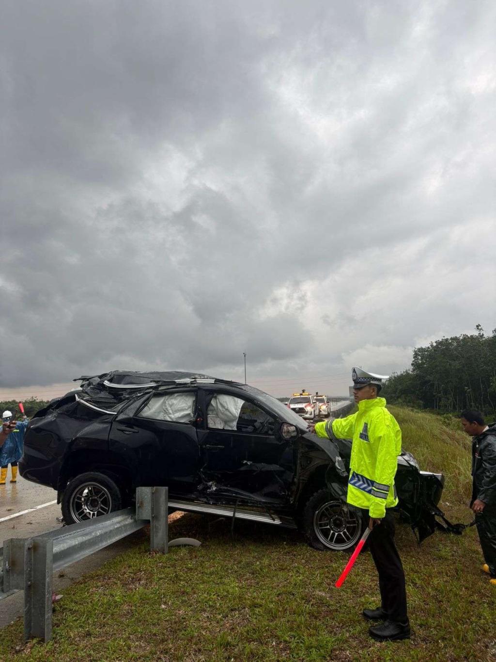 Mobil Fortuner Tabrak Pembatas Jalan Tol Pekanbaru- Bangkinang, Satu Penumpang Luka Berat