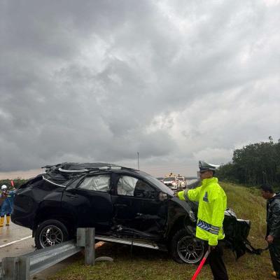 Mobil Fortuner Tabrak Pembatas Jalan Tol Pekanbaru- Bangkinang, Satu Penumpang Luka Berat