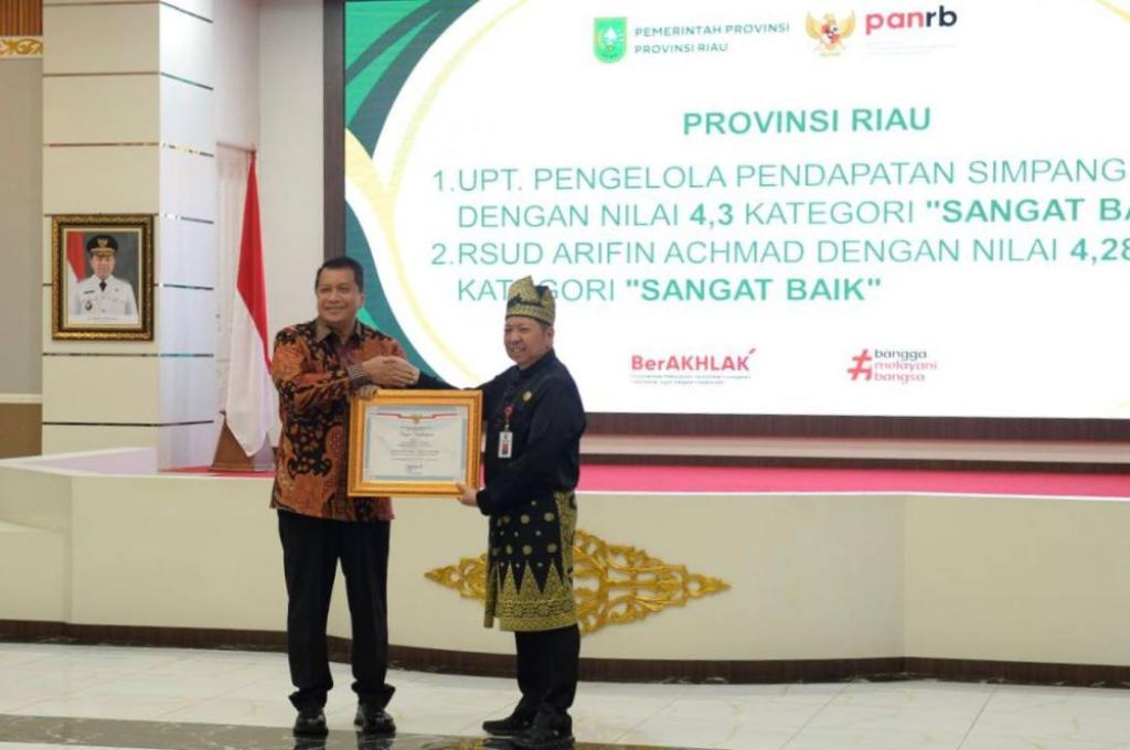 Pemprov Riau dan Sejumlah Kabupaten/Kita Terima Penghargaan Pelayanan Publik